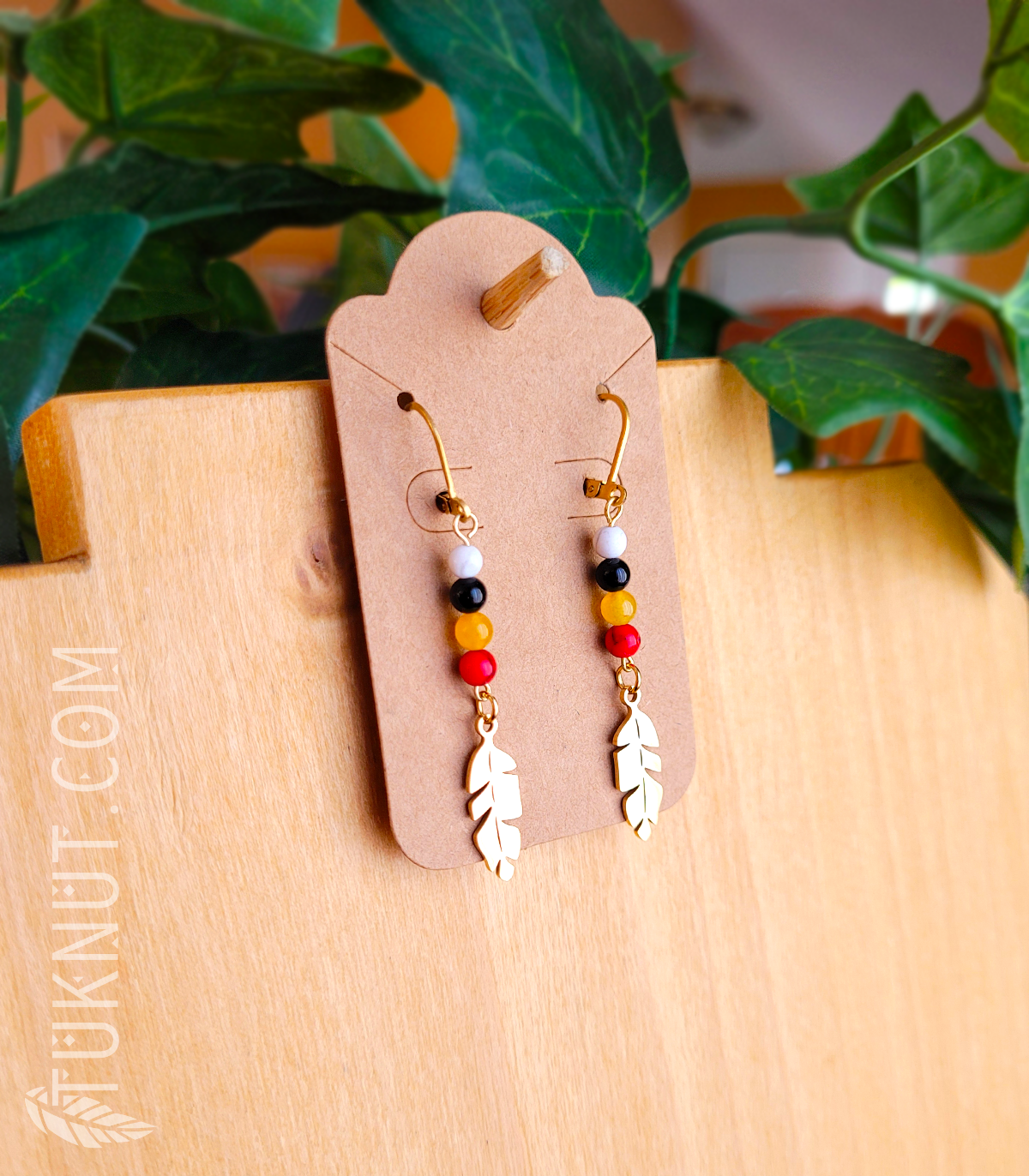Boucles d'oreilles (à levier) d'inspiration autochtone en acier inoxydable avec breloques (Plume) et pierres semi-précieuses (howlite, jade, turquoise et onyx) • cercle de vie ou roue de médecine (choix de couleurs : argent ou or) TUKNUT