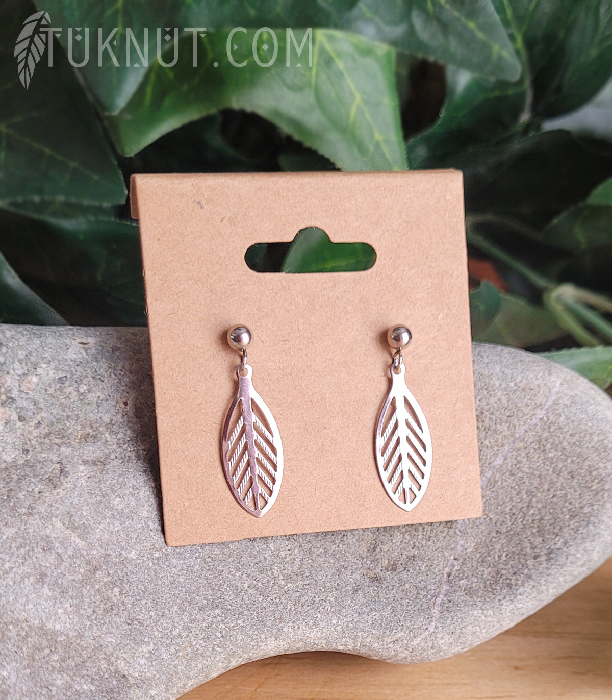 Boucles d'oreilles (à levier) d'inspiration autochtone; avec pendentifs (plume) en acier inoxydable (couleur : argent) TUKNUT