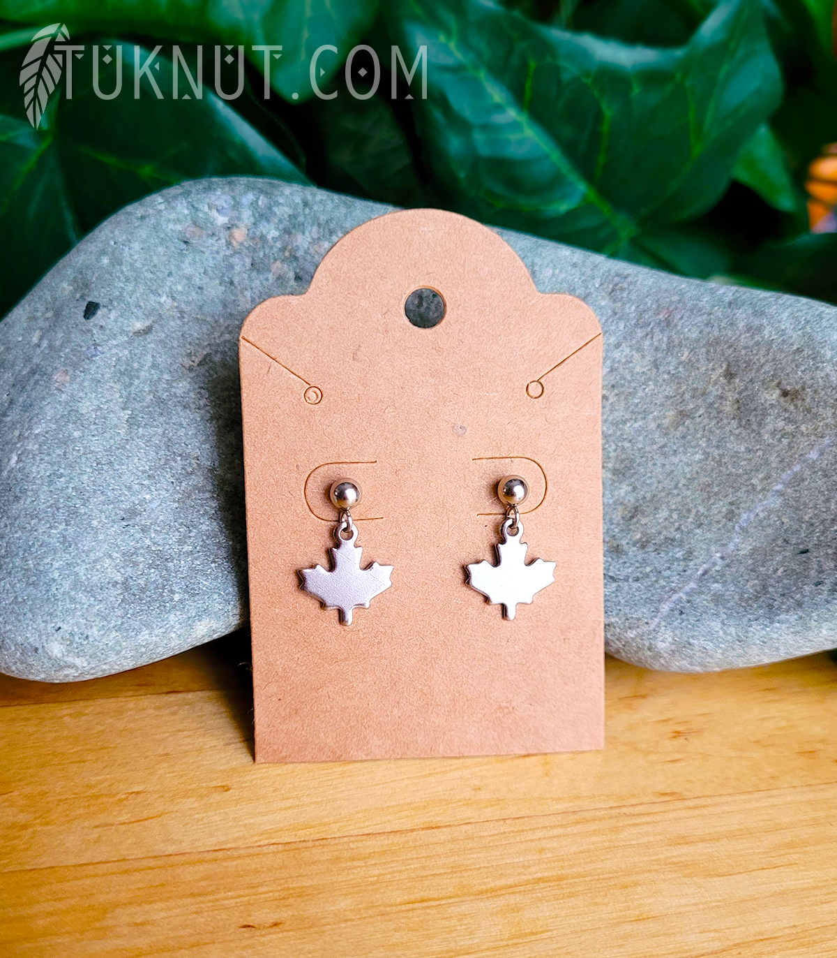 Boucles d'oreilles (tiges et papillons) d'inspiration autochtone; avec breloques (Feuille d'érable) en acier inoxydable (couleur : argent) TUKNUT
