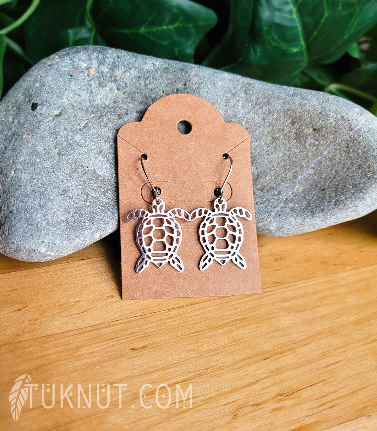 Boucles d'oreilles (à levier) d'inspiration autochtone; avec pendentifs (Tortue) en acier inoxydable (couleur : argent) TUKNUT