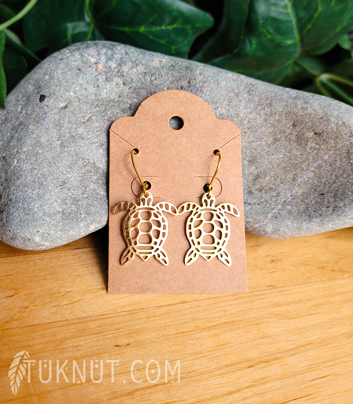 Boucles d'oreilles (à levier) d'inspiration autochtone; avec pendentifs (Tortue) en acier inoxydable (couleur : or) TUKNUT