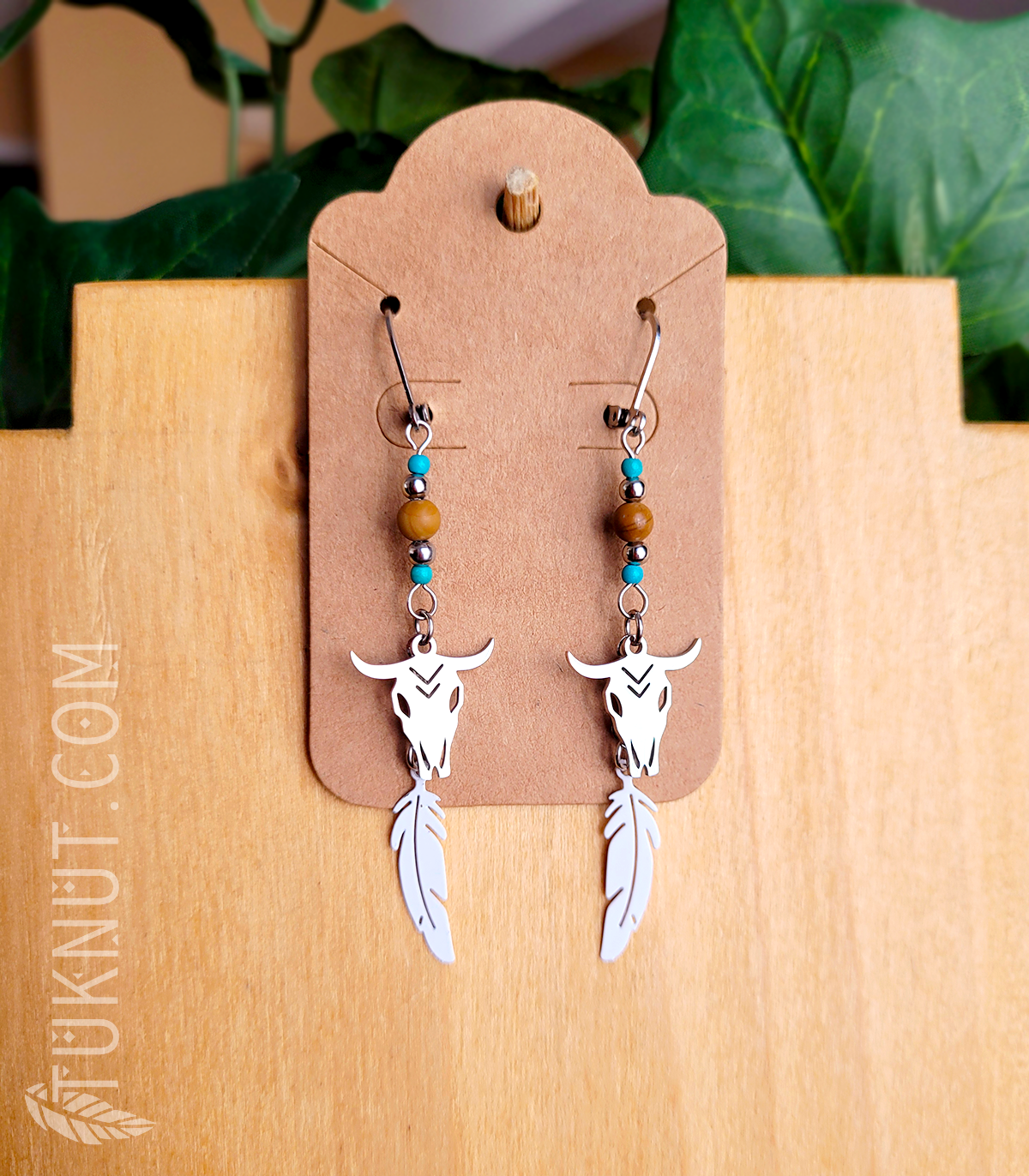 Boucles d'oreilles (à levier) d'inspiration autochtone en acier inoxydable avec breloques (Crâne de Bison et Plume) et pierres semi-précieuses (jaspe bois et turquoise) • (couleurs : argent, turquoise, brun et blanc) TUKNUT
