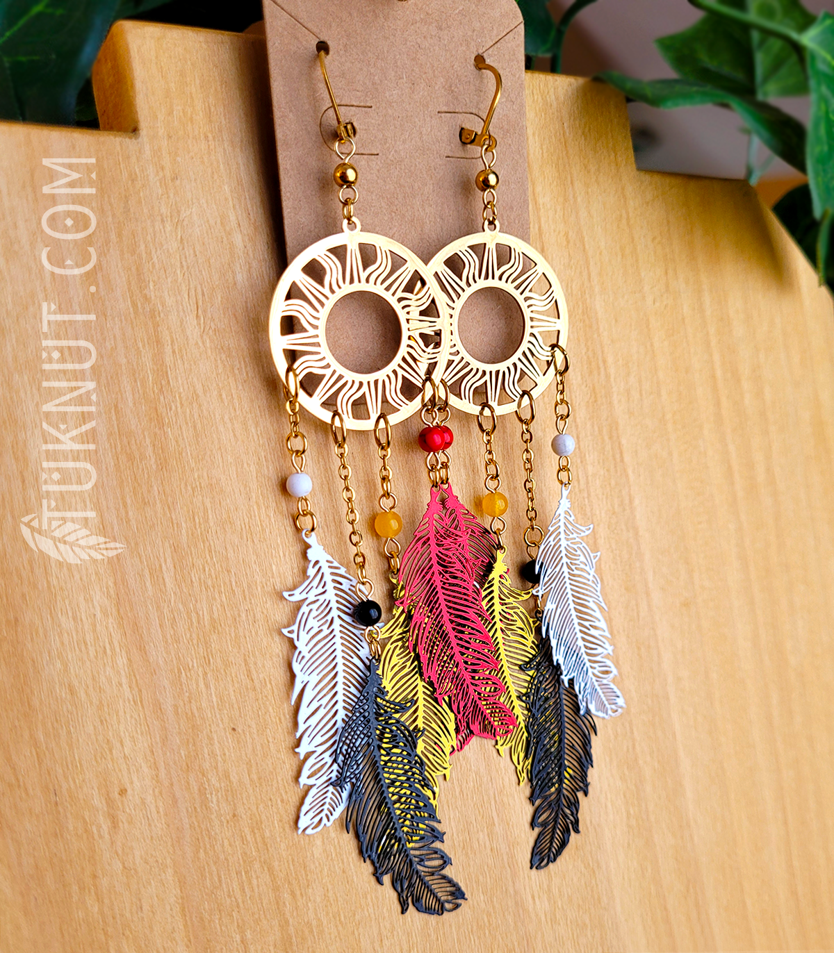 Boucles d'oreilles (à levier) d'inspiration autochtone en acier inoxydable avec pendentifs (Soleil avec plumes blanche, jaune, rouge et noir) et pierres semi-précieuses (howlite, jade, turquoise et onyx) • cercle de vie ou roue de médecine (choix de couleurs : argent ou or) TUKNUT