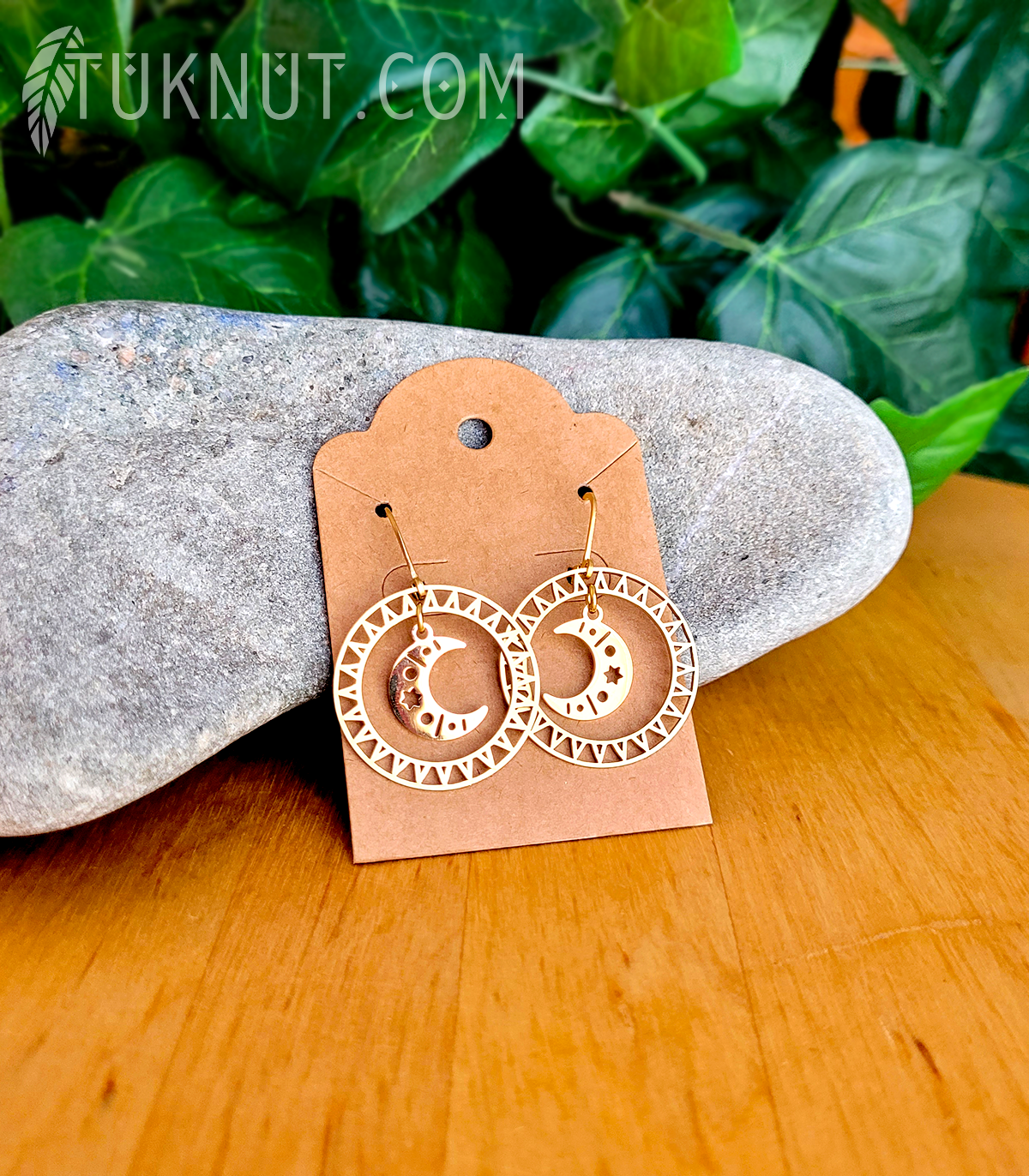 Boucles d'oreilles (à levier) d'inspiration autochtone en acier inoxydable avec breloques (Soleil avec la lune et les étoiles) (couleur : or) TUKNUT
