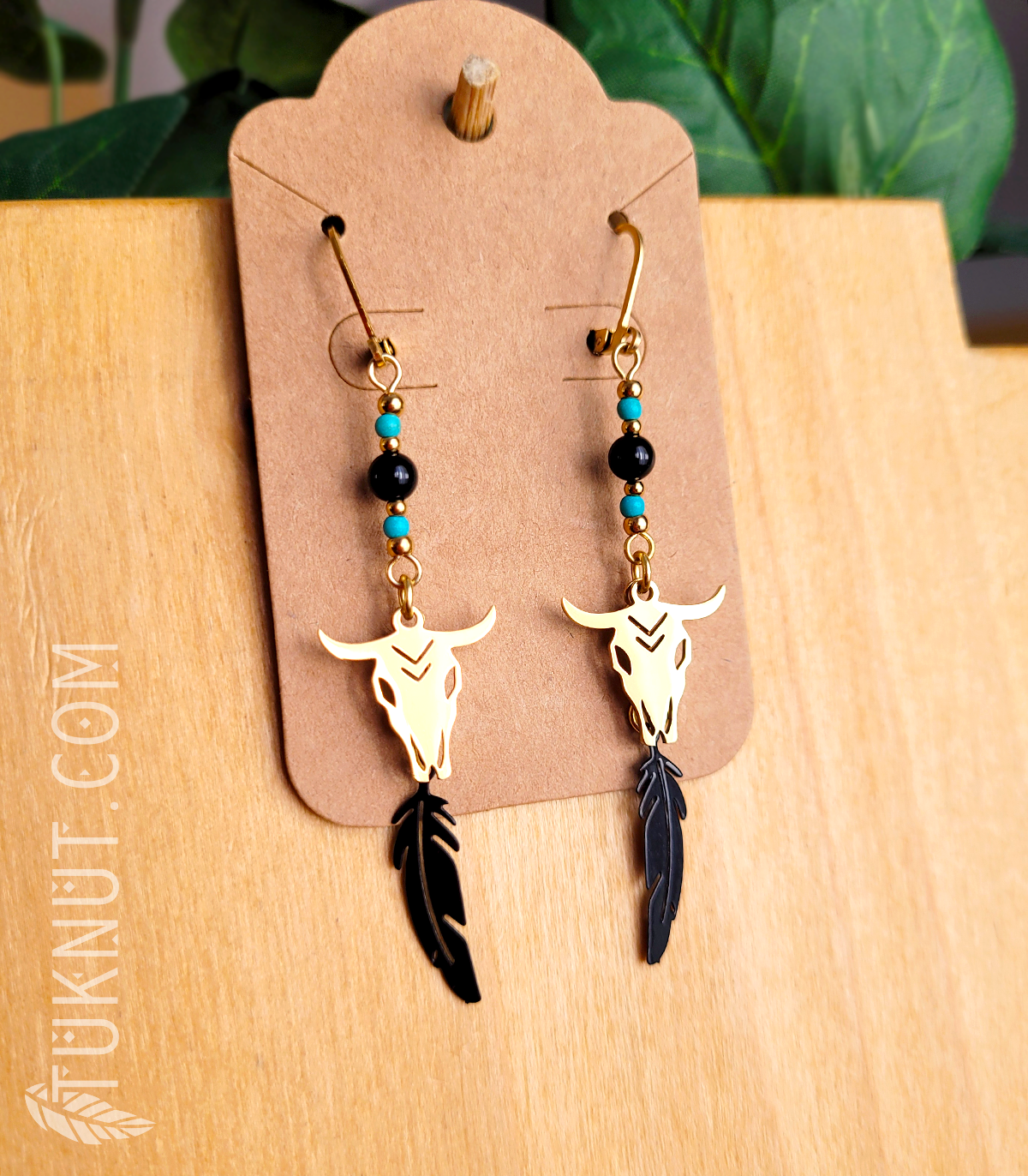 Boucles d'oreilles (à levier) d'inspiration autochtone en acier inoxydable avec breloques (Crâne de Bison et Plume) et pierres semi-précieuses (onyx et turquoise) • (couleurs : or, turquoise et noir) TUKNUT