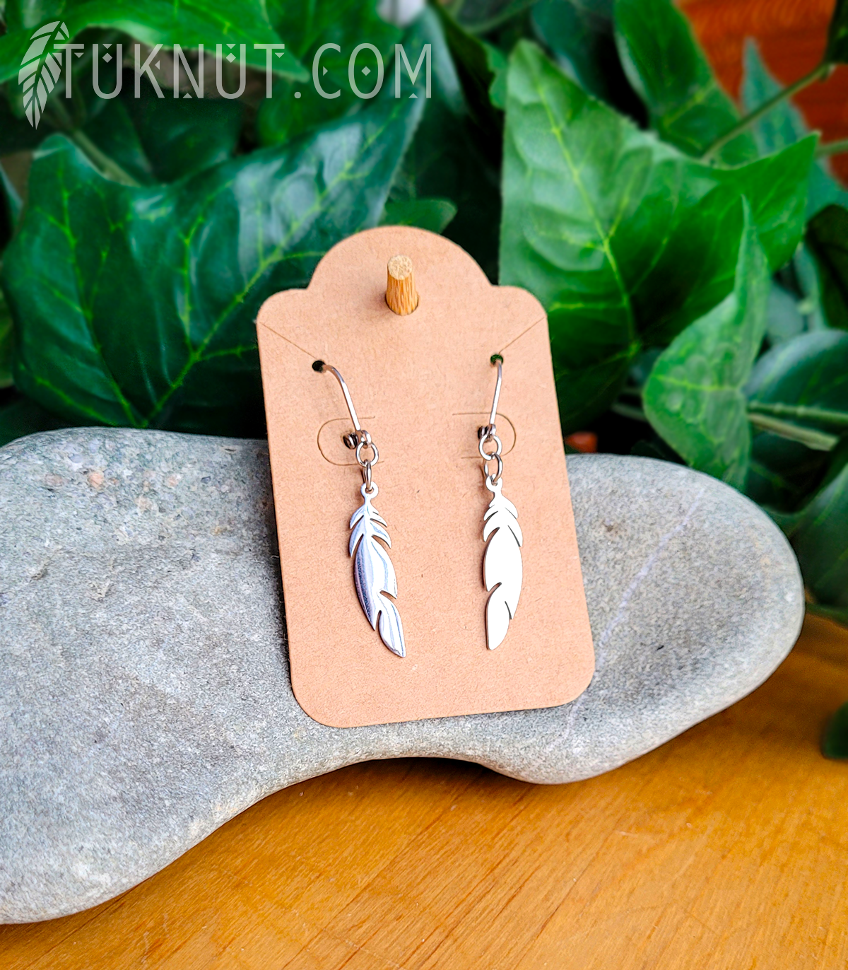Boucles d'oreilles (à levier) d'inspiration autochtone en acier inoxydable avec breloques (Plume) (couleur : argent) TUKNUT