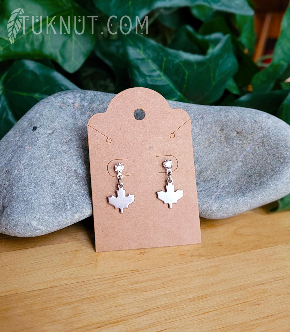 Boucles d'oreilles avec Pierres du Rhin (tiges et papillons) d'inspiration autochtone; avec breloques (Feuille d'érable) en acier inoxydable (couleur : argent) TUKNUT