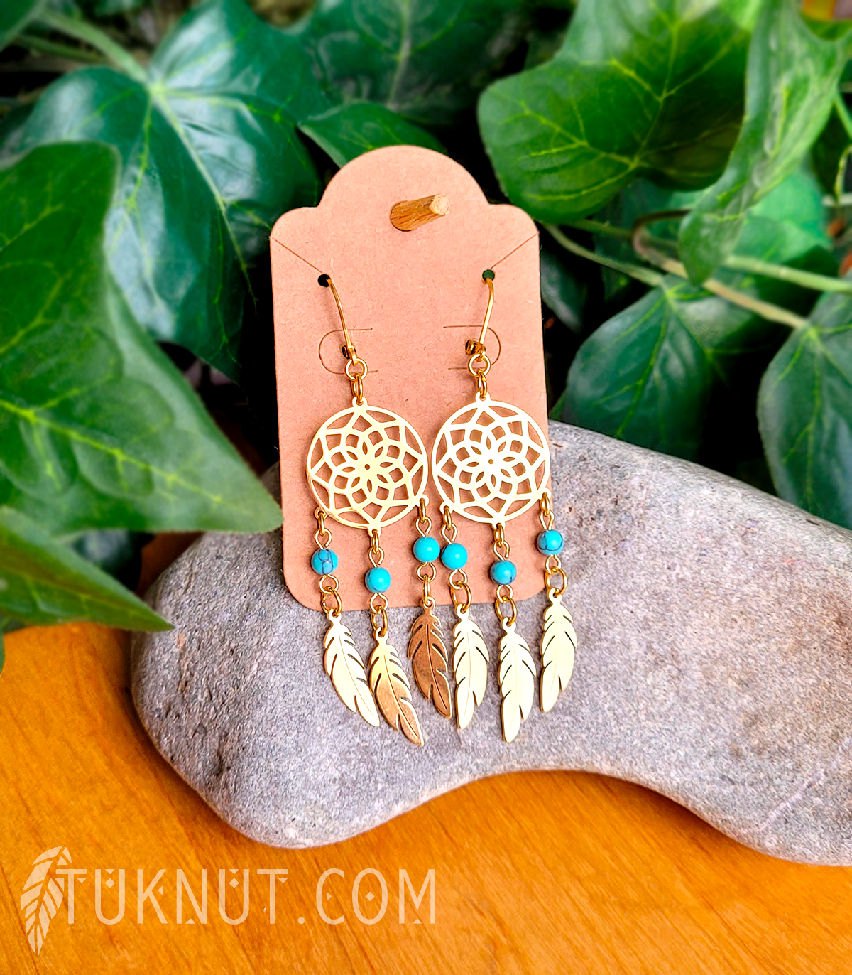 Boucles d'oreilles (à levier) d'inspiration autochtone en acier inoxydable avec pendentifs (capteur de rêves avec 3 plumes) et turquoise (couleurs : or et turquoise) TUKNUT