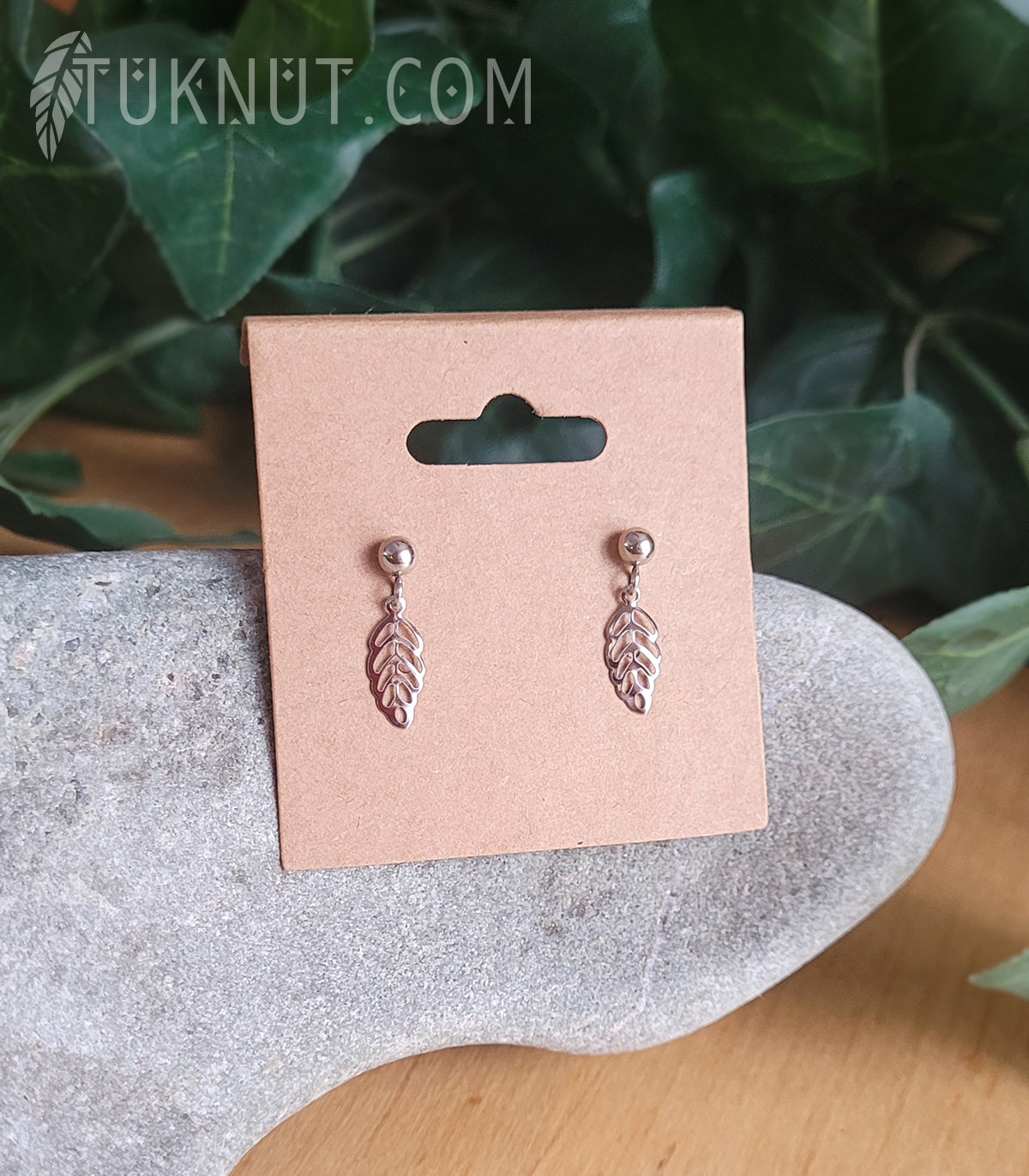 Boucles d'oreilles (tiges et papillons) d'inspiration autochtone; avec pendentifs (feuille) en acier inoxydable (couleur : argent) TUKNUT