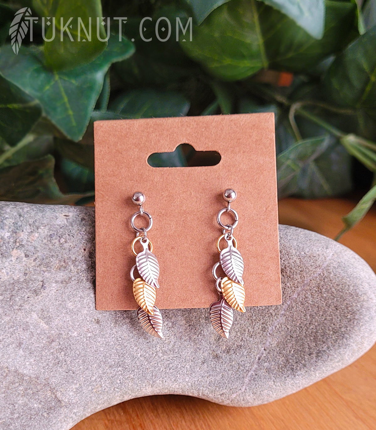 Boucles d'oreilles (tiges et papillons) d'inspiration autochtone; avec pendentifs (petites feuilles dorées et argentées) en acier inoxydable (couleurs : argent et or) TUKNUT