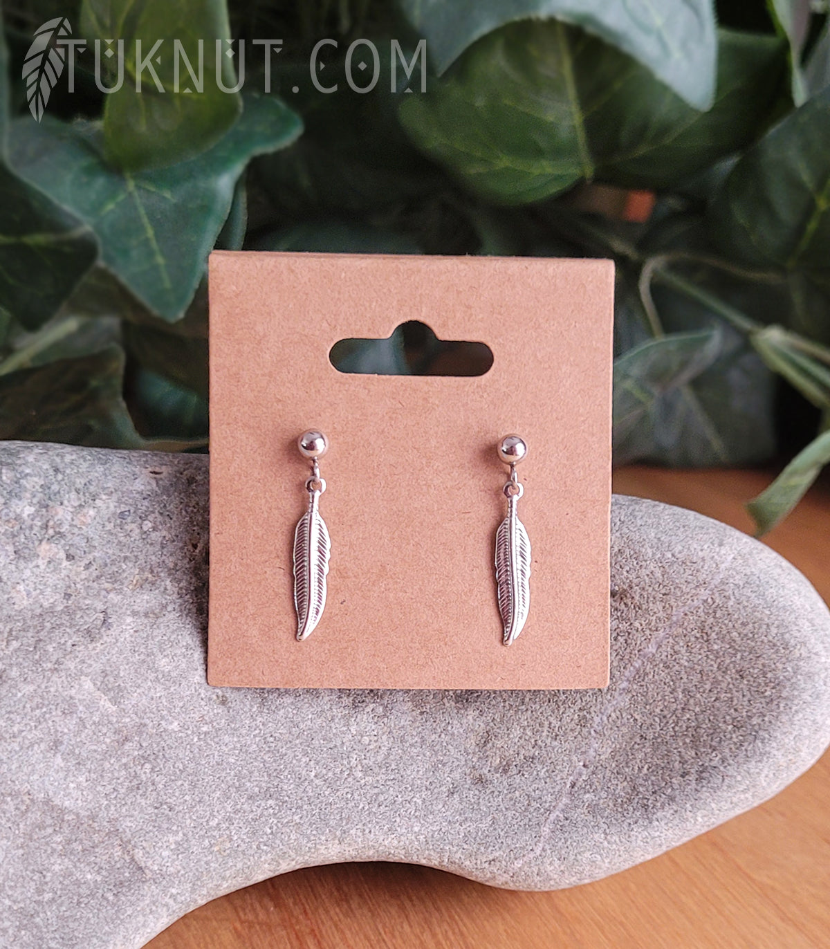 Boucles d'oreilles (tiges et papillons) d'inspiration autochtone; avec pendentifs (Plume) en acier inoxydable (couleur : argent) TUKNUT