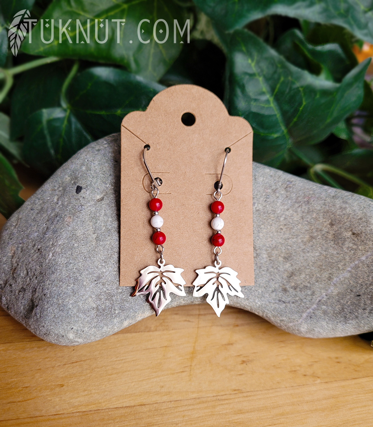Boucles d'oreilles (à levier) d'inspiration autochtone; avec turquoise, howlite et breloques (Feuille d'érable) en acier inoxydable (couleur : rouge, blanc et argent) TUKNUT