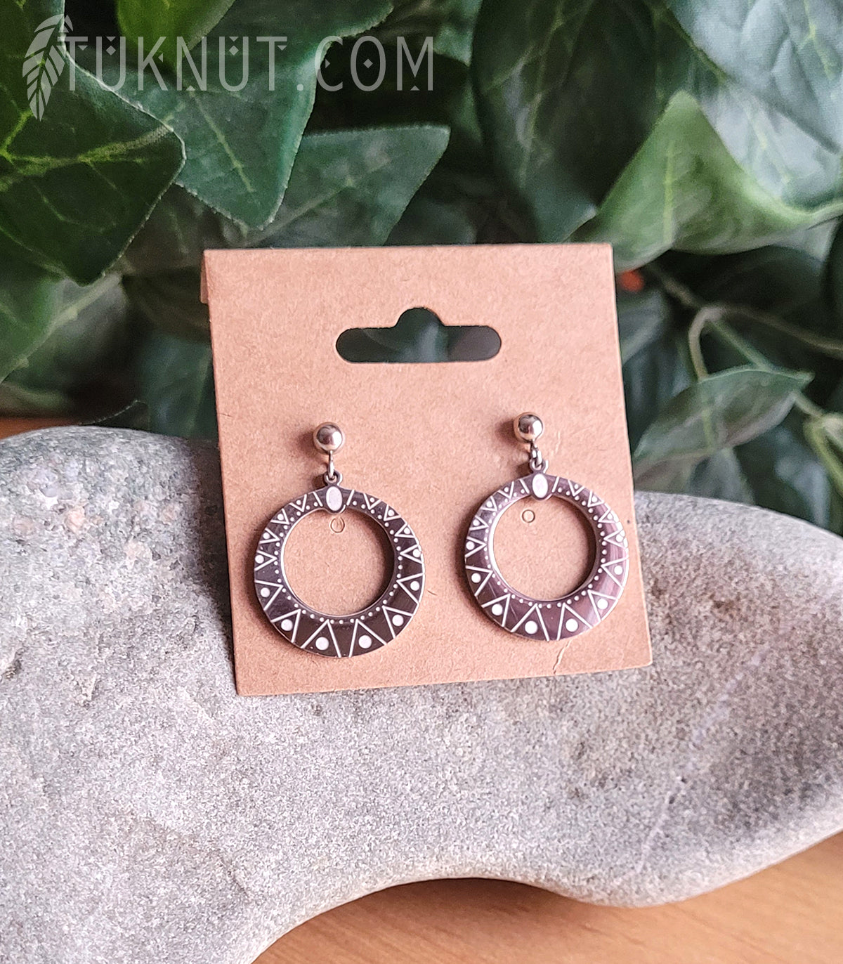 Boucles d'oreilles (tiges et papillons) d'inspiration autochtone; en acier inoxydable avec pendentifs (soleil) (couleur : argent) TUKNUT
