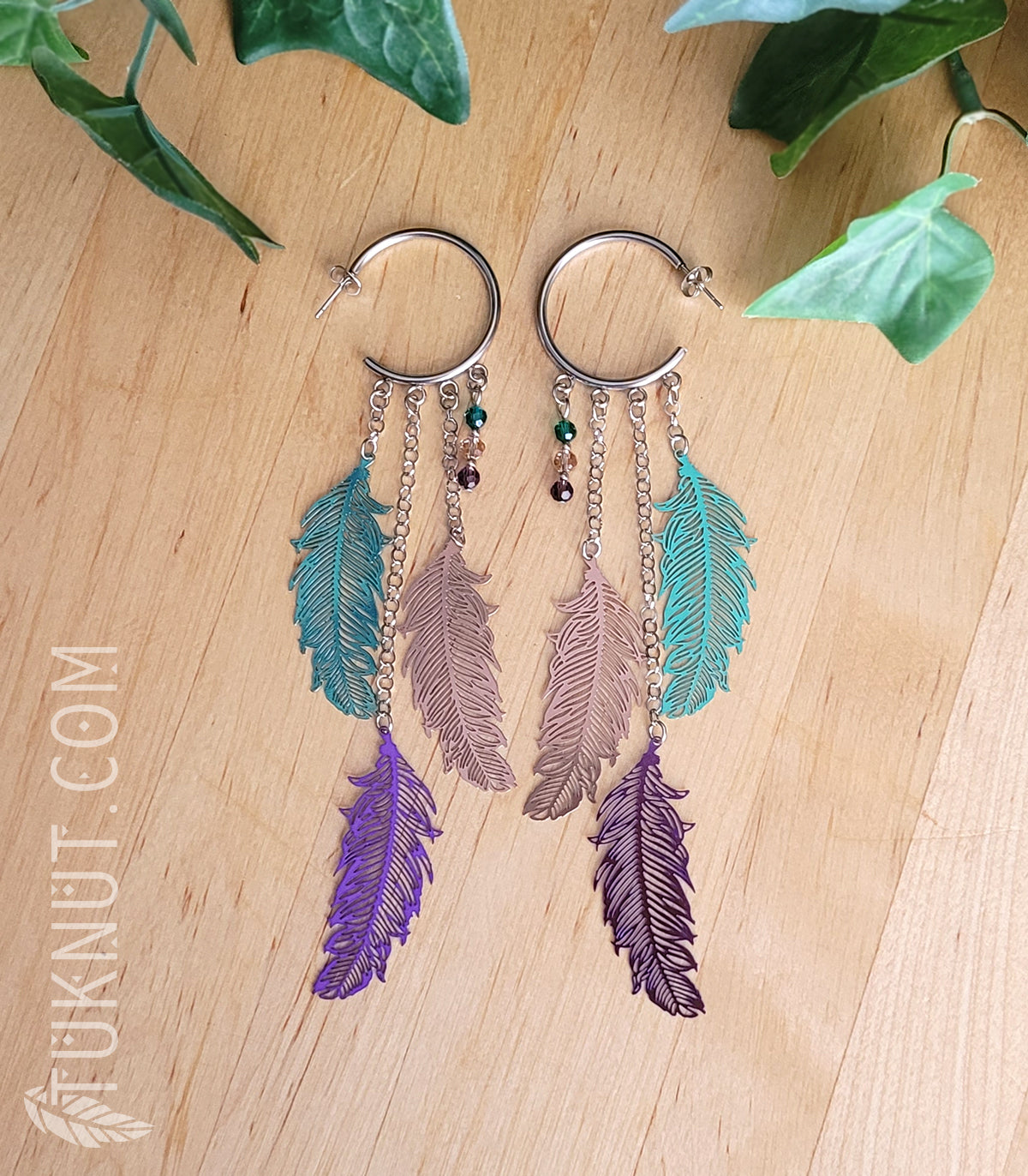 Boucles d'oreilles (anneaux et papillons) d'inspiration autochtone avec pendentifs (Plume) en acier inoxydable et billes de cristal (couleurs : argent, vert, bronze et mauve) TUKNUT