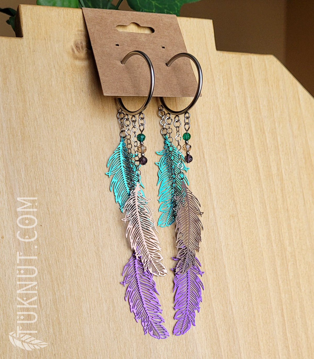 Boucles d'oreilles (anneaux et papillons) d'inspiration autochtone avec pendentifs (Plume) en acier inoxydable et billes de cristal (couleurs : argent, vert, bronze et mauve) TUKNUT