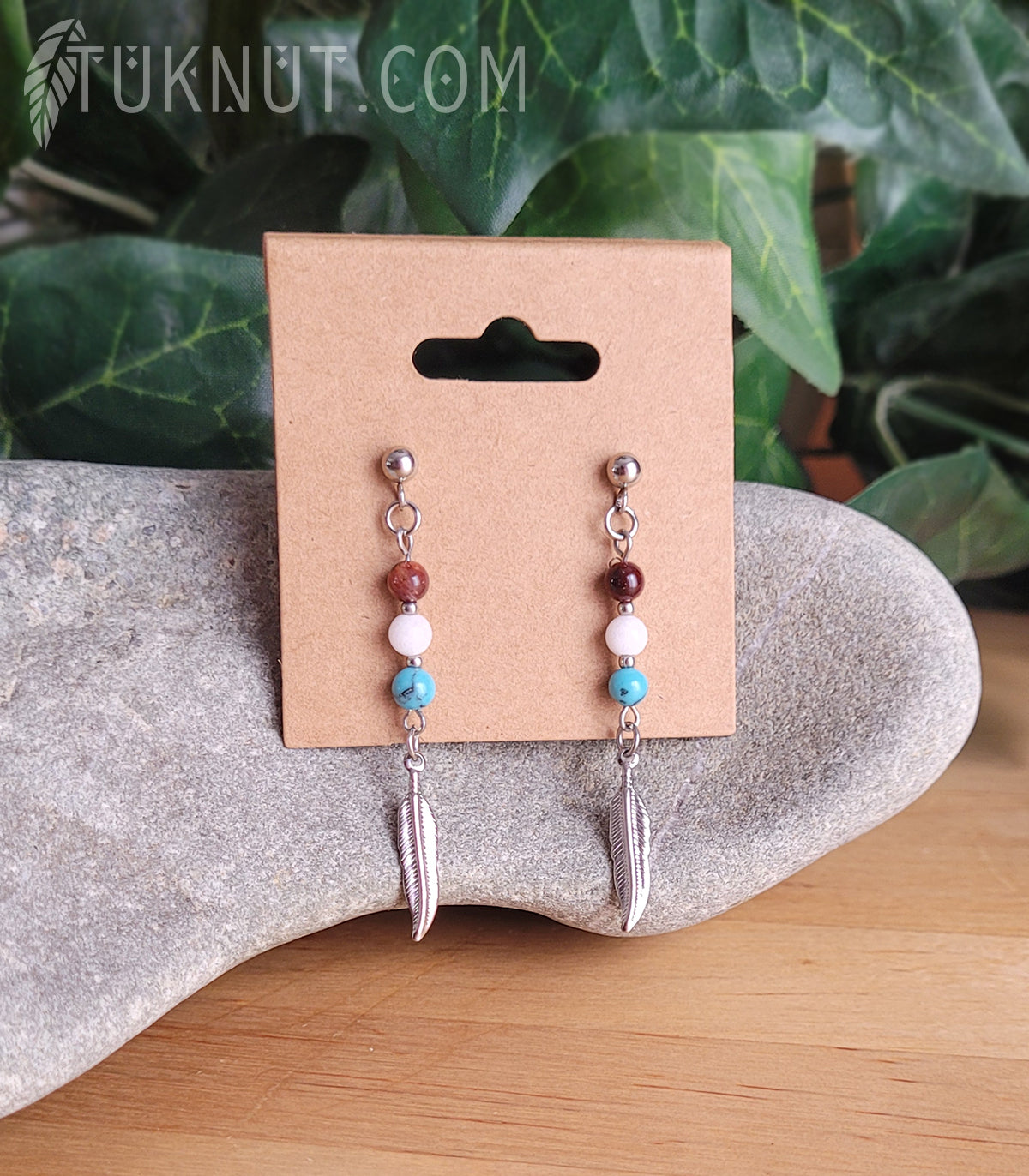 Boucles d'oreilles (tiges et papillons) d'inspiration autochtone avec pendentifs (Plume) en acier inoxydable et oeil de tigre, obsidienne et turquoise (couleurs : brun, blanc, turquoise et argent) TUKNUT
