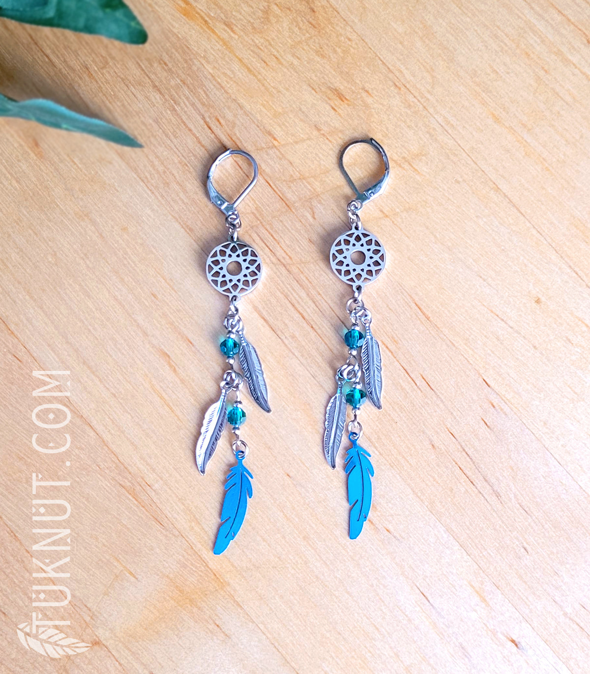 Boucles d'oreilles (à levier) d'inspiration autochtone avec pendentifs (Capteur de rêves et Plume) en acier inoxydable et billes de cristal (couleurs : argent et aqua) TUKNUT
