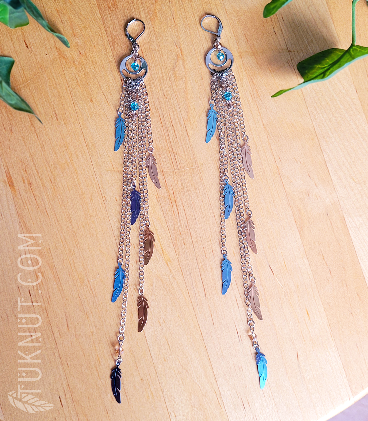 Boucles d'oreilles (à levier) très longues; d'inspiration autochtone avec pendentifs (Plume) en acier inoxydable et billes de cristal (couleurs : argent, bleu et or) TUKNUT