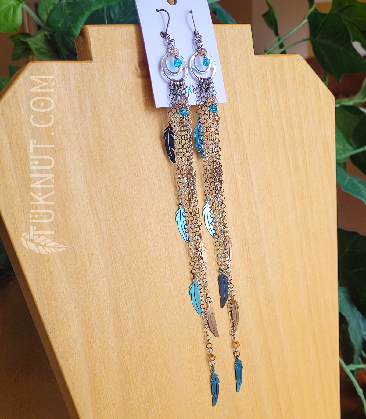 Boucles d'oreilles (à levier) très longues; d'inspiration autochtone avec pendentifs (Plume) en acier inoxydable et billes de cristal (couleurs : argent, bleu et or) TUKNUT
