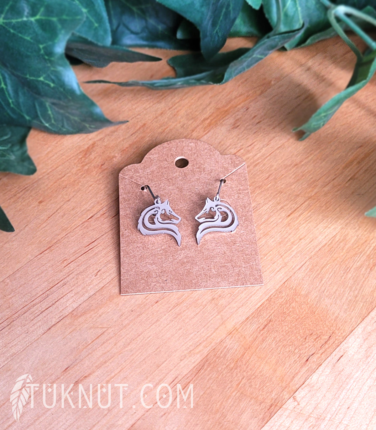 Boucles d'oreilles (à levier) d'inspiration autochtone; avec pendentifs (Loup) en acier inoxydable (couleur : argent) TUKNUT
