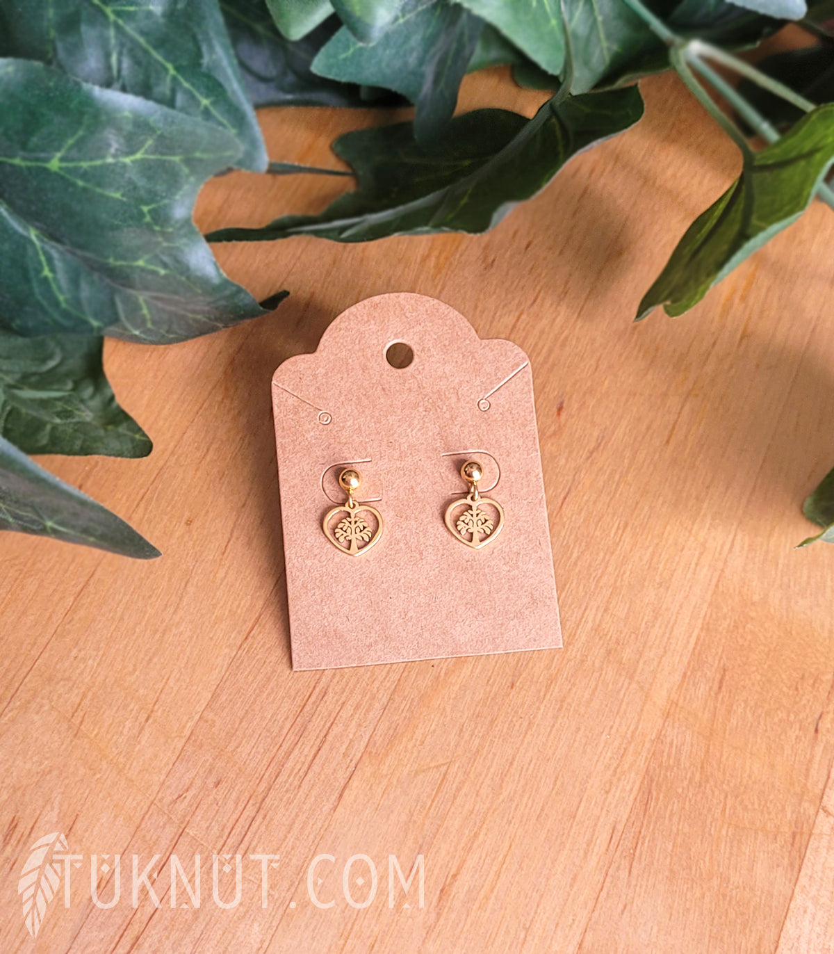 Boucles d'oreilles (tiges et papillons) d'inspiration autochtone; avec pendentifs (Arbre de vie dans un coeur) en acier inoxydable (couleur : or) TUKNUT