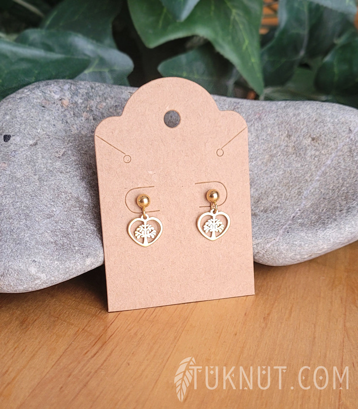 Boucles d'oreilles (tiges et papillons) d'inspiration autochtone; avec pendentifs (Arbre de vie dans un coeur) en acier inoxydable (couleur : or) TUKNUT