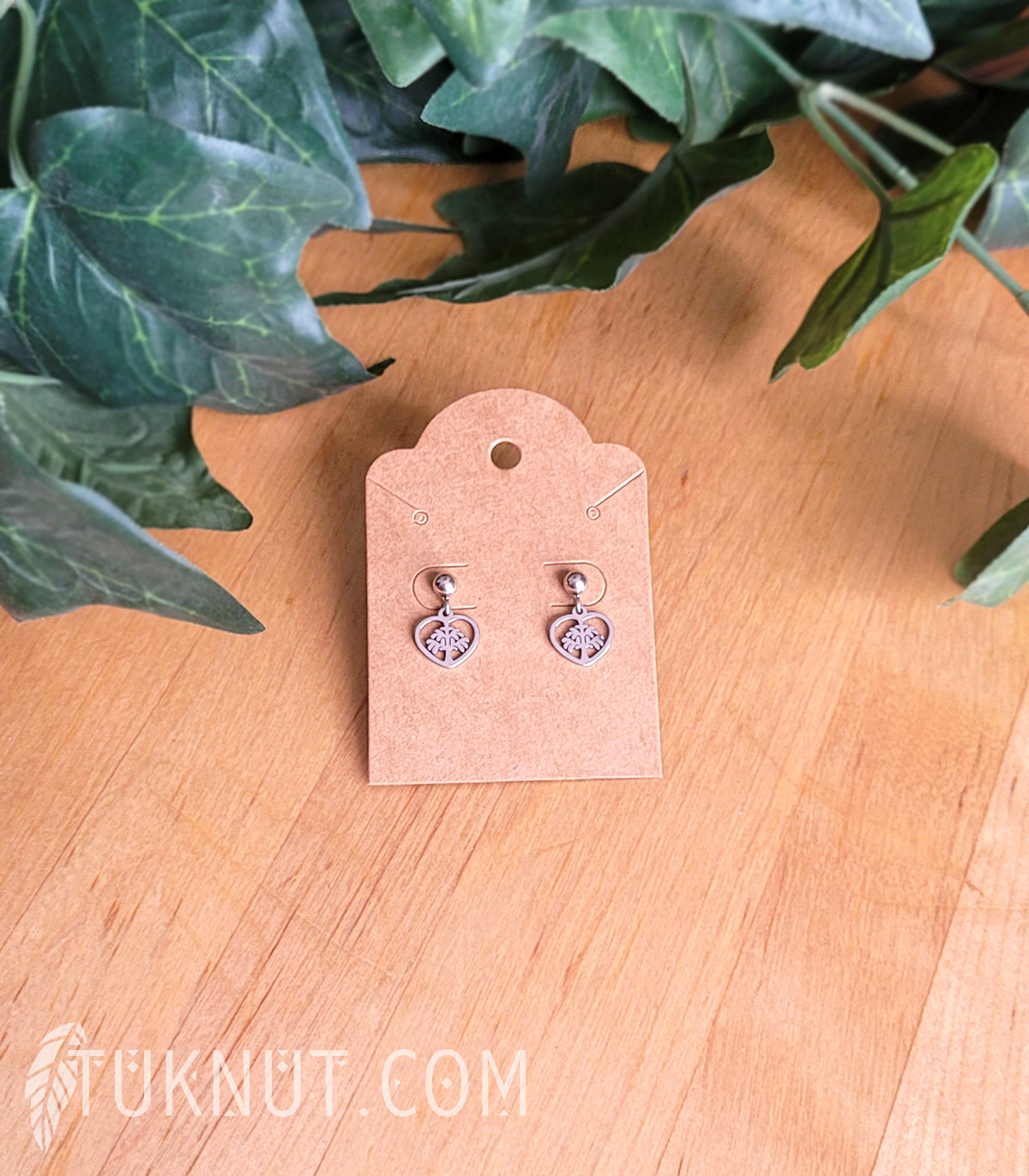 Boucles d'oreilles (tiges et papillons) d'inspiration autochtone; avec pendentifs (Arbre de vie dans un coeur) en acier inoxydable (couleur : argent) TUKNUT
