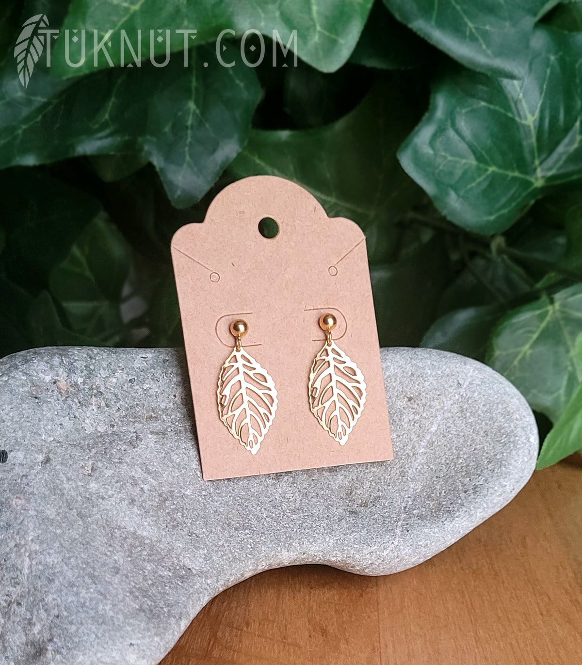 Boucles d'oreilles (tiges et papillons) d'inspiration autochtone; avec pendentifs (feuille) en acier inoxydable (couleur : or) TUKNUT