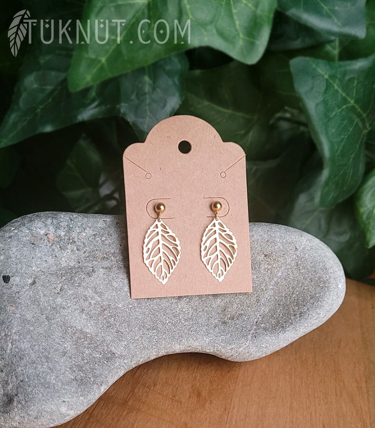 Boucles d'oreilles (tiges et papillons) d'inspiration autochtone; avec pendentifs (feuille) en acier inoxydable (couleur : or) TUKNUT