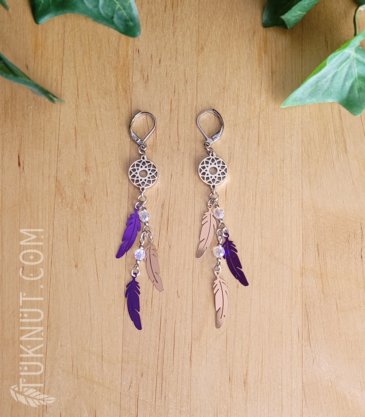 Boucles d'oreilles (à levier) d'inspiration autochtone avec pendentifs (Capteur de rêves et Plume) en acier inoxydable et billes de cristal (couleurs : argent, mauve et or) TUKNUT