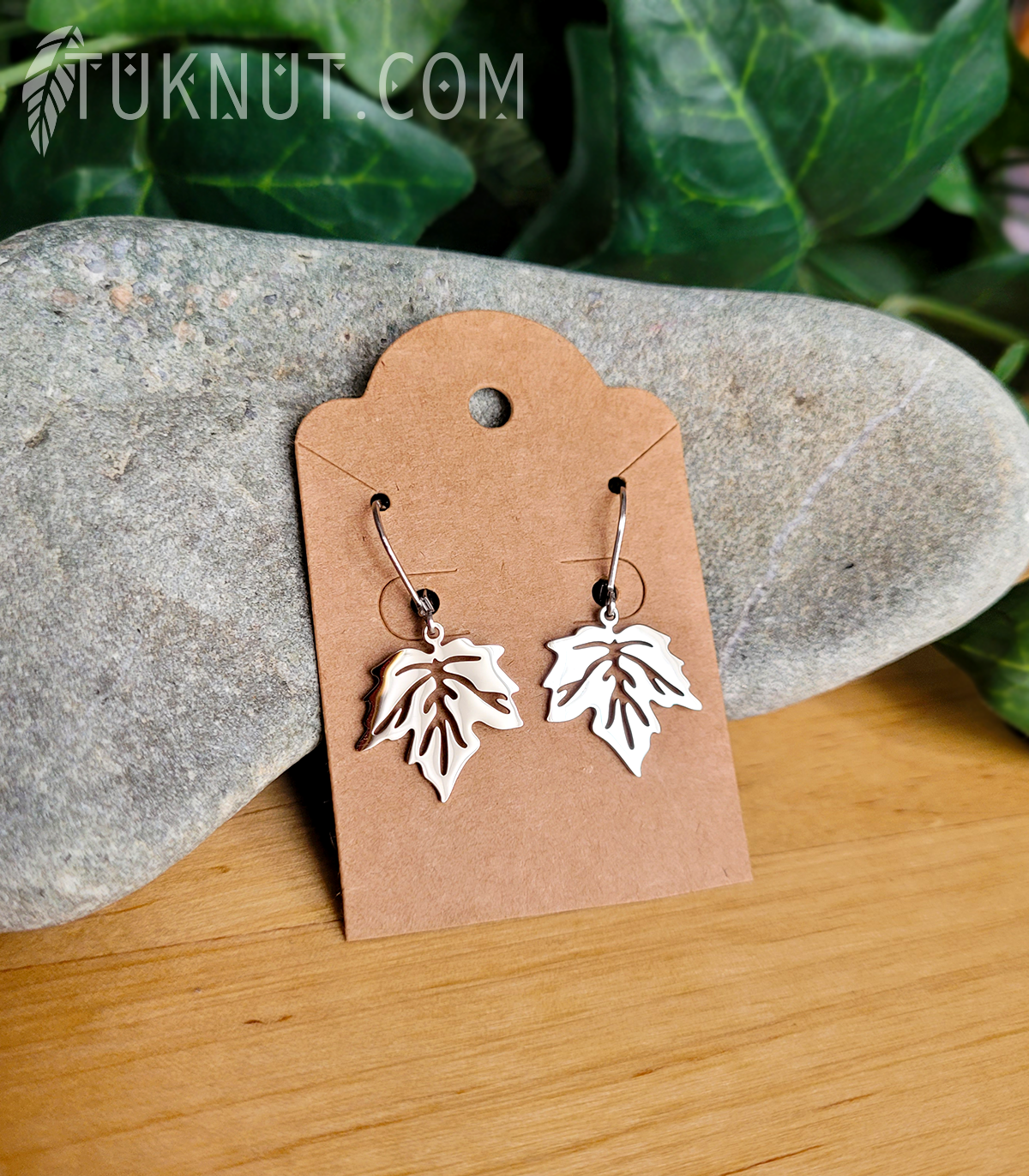 Boucles d'oreilles (à levier) d'inspiration autochtone; avec breloques (Feuille d'érable) en acier inoxydable (couleur : argent) TUKNUT