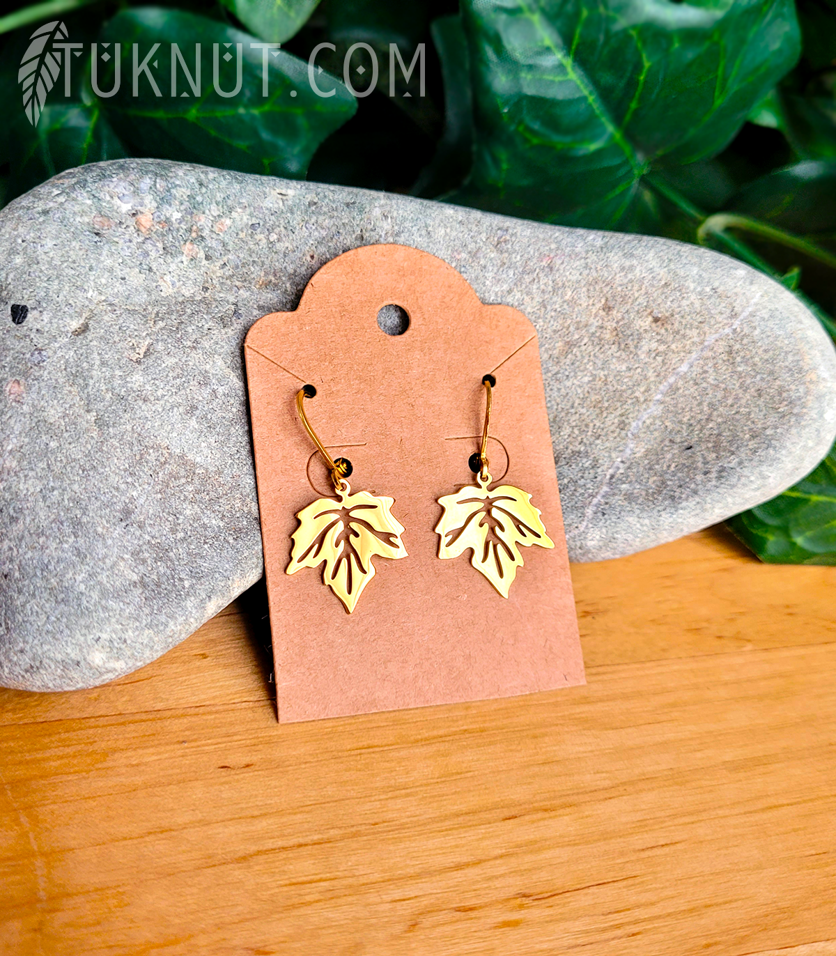 Boucles d'oreilles (à levier) d'inspiration autochtone; avec breloques (Feuille d'érable) en acier inoxydable ((choix de couleurs : argent ou or)) TUKNUT