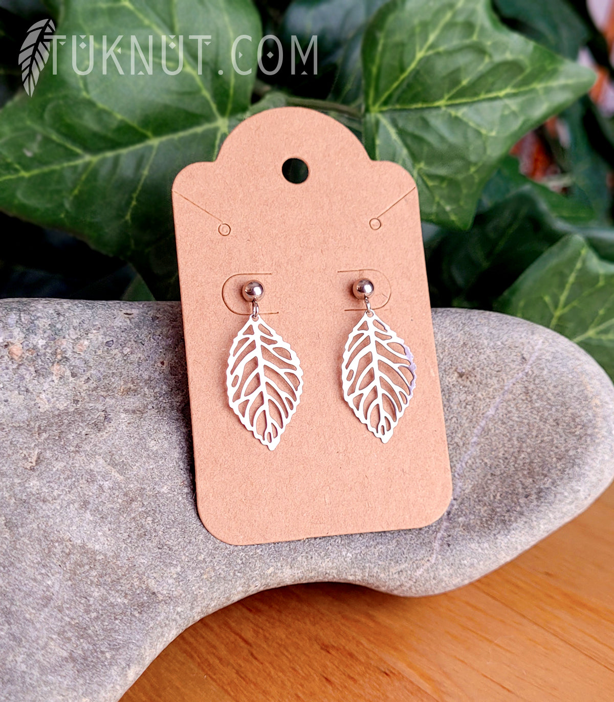Boucles d'oreilles (tiges et papillons) d'inspiration autochtone; avec pendentifs (feuille) en acier inoxydable (couleur : argent) TUKNUT