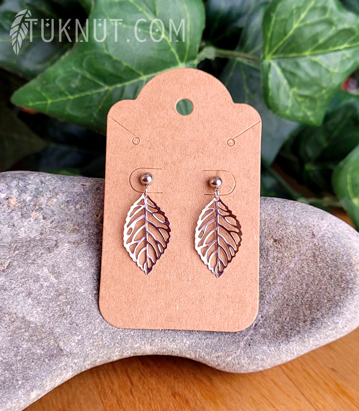 Boucles d'oreilles (tiges et papillons) d'inspiration autochtone; avec pendentifs (feuille) en acier inoxydable (couleur : argent) TUKNUT