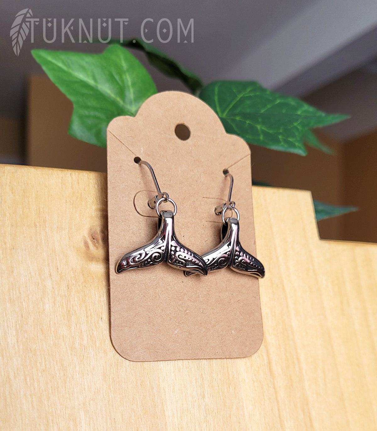 Boucles d'oreilles (à levier) d'inspiration autochtone; avec pendentifs (queue de baleine) en acier inoxydable (couleur : argent) TUKNUT