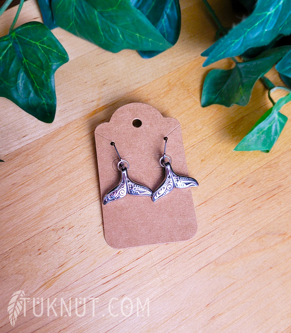 Boucles d'oreilles (à levier) d'inspiration autochtone; avec pendentifs (queue de baleine) en acier inoxydable (couleur : argent) TUKNUT