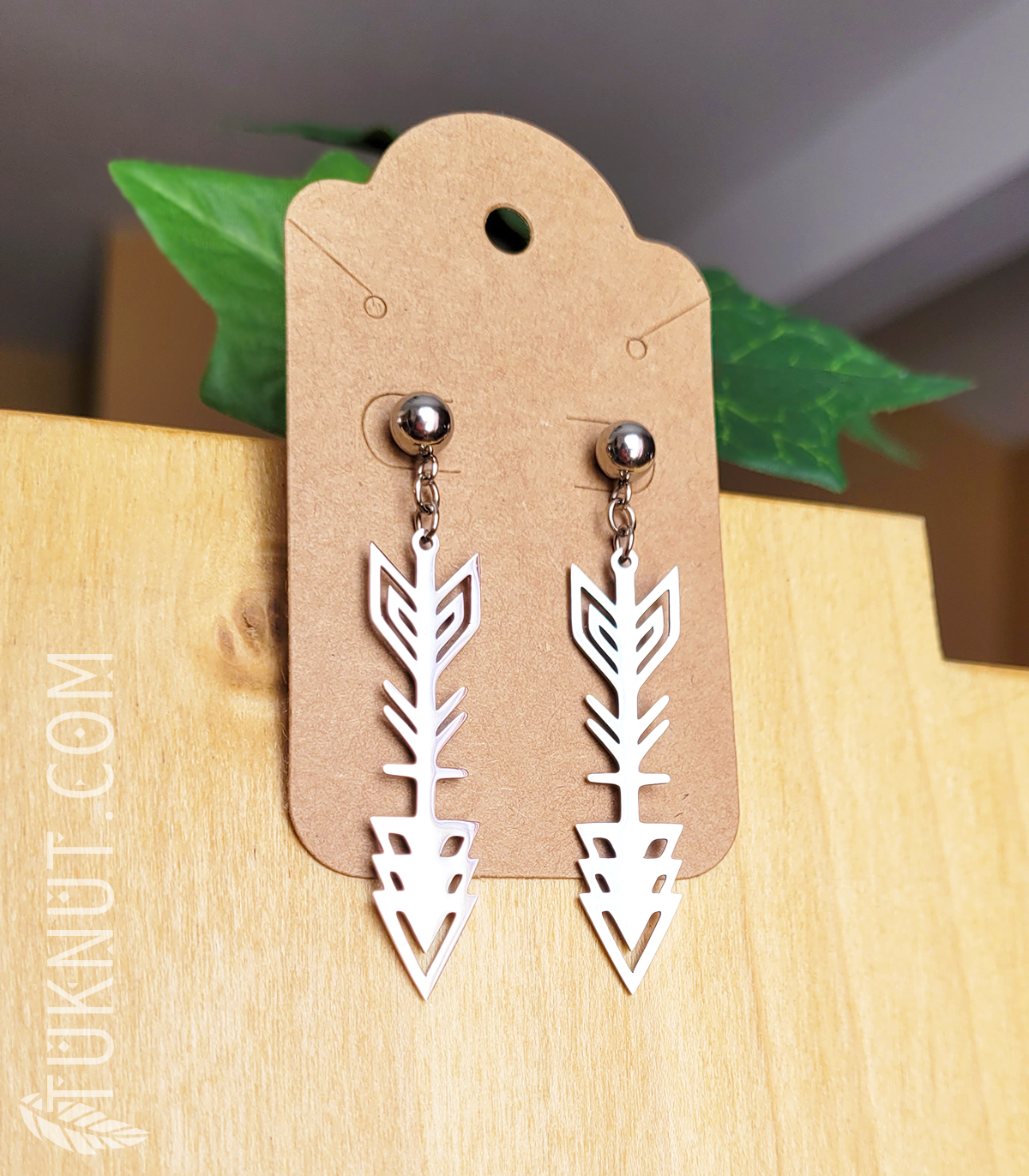 Boucles d'oreilles (tiges et papillons) d'inspiration autochtone; avec pendentifs (Flèche) en acier inoxydable (couleur : argent) TUKNUT