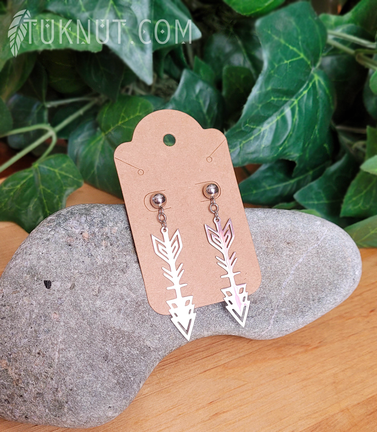 Boucles d'oreilles (tiges et papillons) d'inspiration autochtone; avec pendentifs (Flèche) en acier inoxydable (couleur : argent) TUKNUT