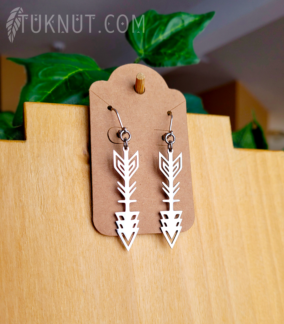 Boucles d'oreilles (à levier) d'inspiration autochtone; avec pendentifs (Flèche) en acier inoxydable (couleur : argent) TUKNUT