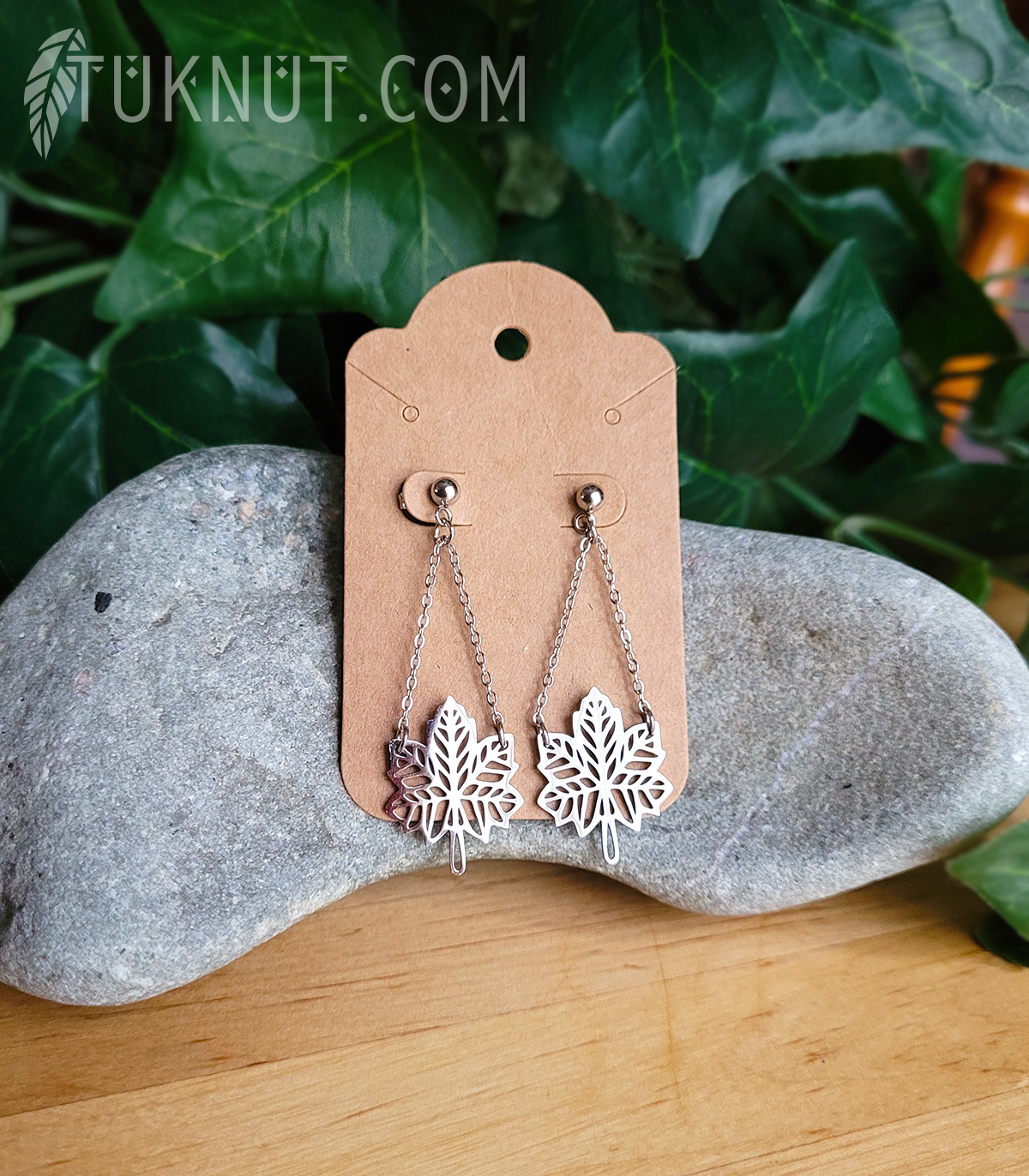 Boucles d'oreilles (tiges et papillons) d'inspiration autochtone; avec breloques (Feuille d'érable) suspendues sur une petite chaîne en acier inoxydable (couleur : argent) TUKNUT