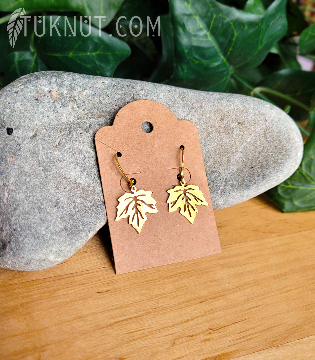 Boucles d'oreilles (à levier) d'inspiration autochtone; avec breloques (Feuille d'érable) en acier inoxydable (couleur : or) TUKNUT