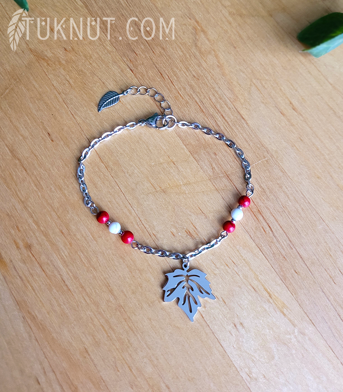 Bracelet d'inspiration autochtone; avec turquoise, howlite et breloques (Feuille d'érable et feuille au bout de la rallonge) en acier inoxydable (couleur : rouge, blanc et argent) TUKNUT