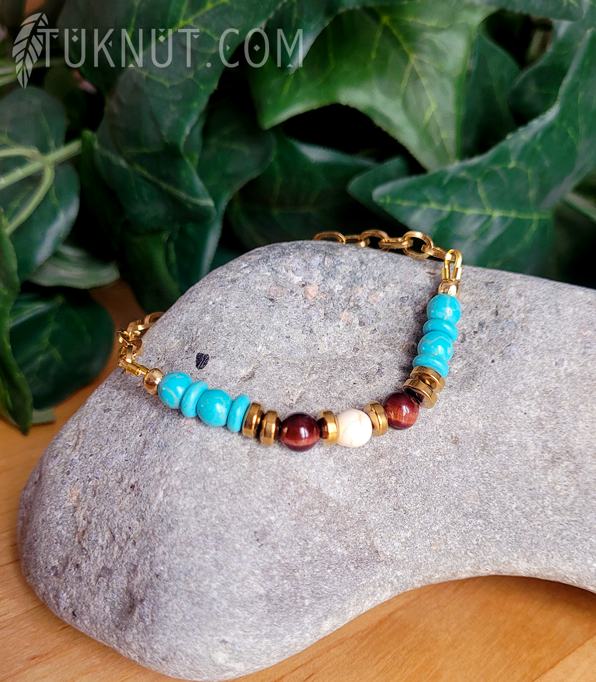 Bracelet d'inspiration autochtone avec turquoise, hématite, oeil de tigre rouge et chaîne en acier inoxydable (couleurs : turquoise, beige, brun et or) TUKNUT