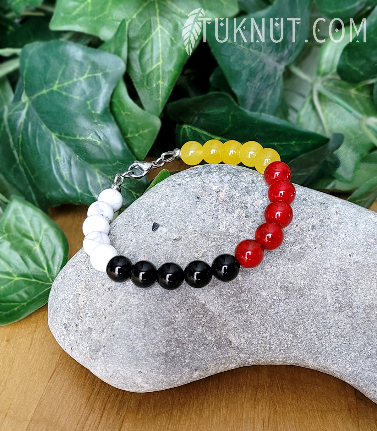 Bracelet Cercle de vie (ou Roue de médecine) de symbolique autochtone (monté sur fil en acier inoxydable) avec howlite, jade jaune, turquoise rouge, onyx et attache en acier inoxydable (couleurs : blanc, jaune, rouge, noir et argent) TUKNUT