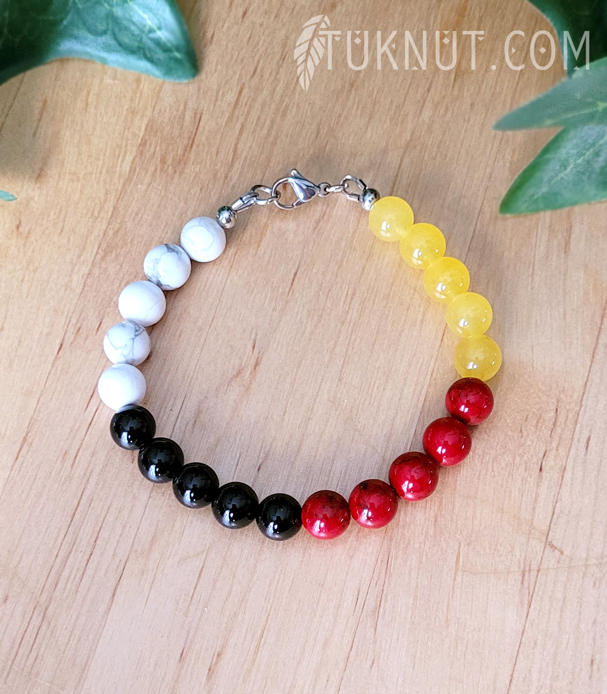 Bracelet Cercle de vie (ou Roue de médecine) de symbolique autochtone (monté sur fil en acier inoxydable) avec howlite, jade jaune, turquoise rouge, onyx et attache en acier inoxydable (couleurs : blanc, jaune, rouge, noir et argent) TUKNUT
