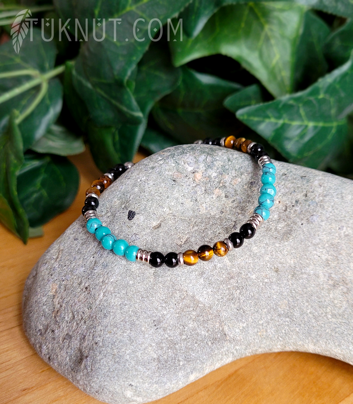 Bracelet d'inspiration autochtone (monté sur fil en acier inoxydable) avec turquoise, onyx, oeil de tigre et breloque (plume) en acier inoxydable (couleurs : noir, turquoise, brun et argent) TUKNUT