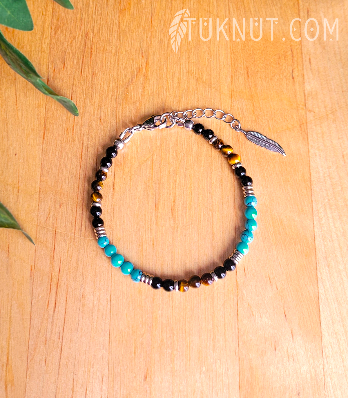 Bracelet d'inspiration autochtone (monté sur fil en acier inoxydable) avec turquoise, onyx, oeil de tigre et breloque (plume) en acier inoxydable (couleurs : noir, turquoise, brun et argent) TUKNUT