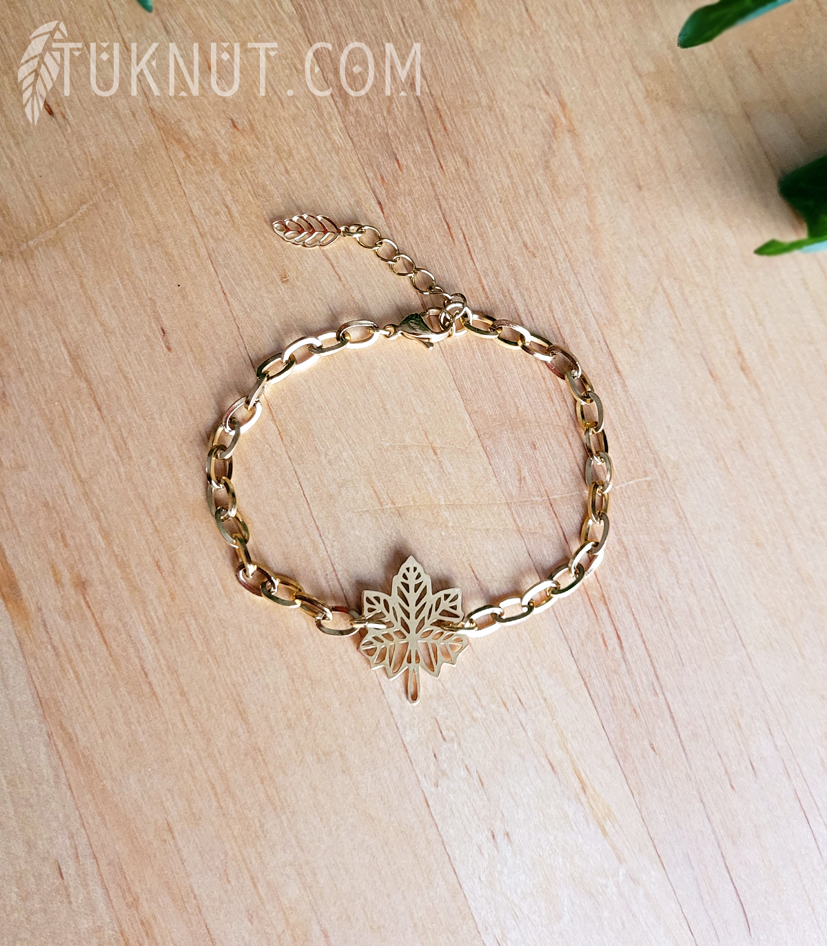 Bracelet Feuille d’érable stylisée dorée • BR07