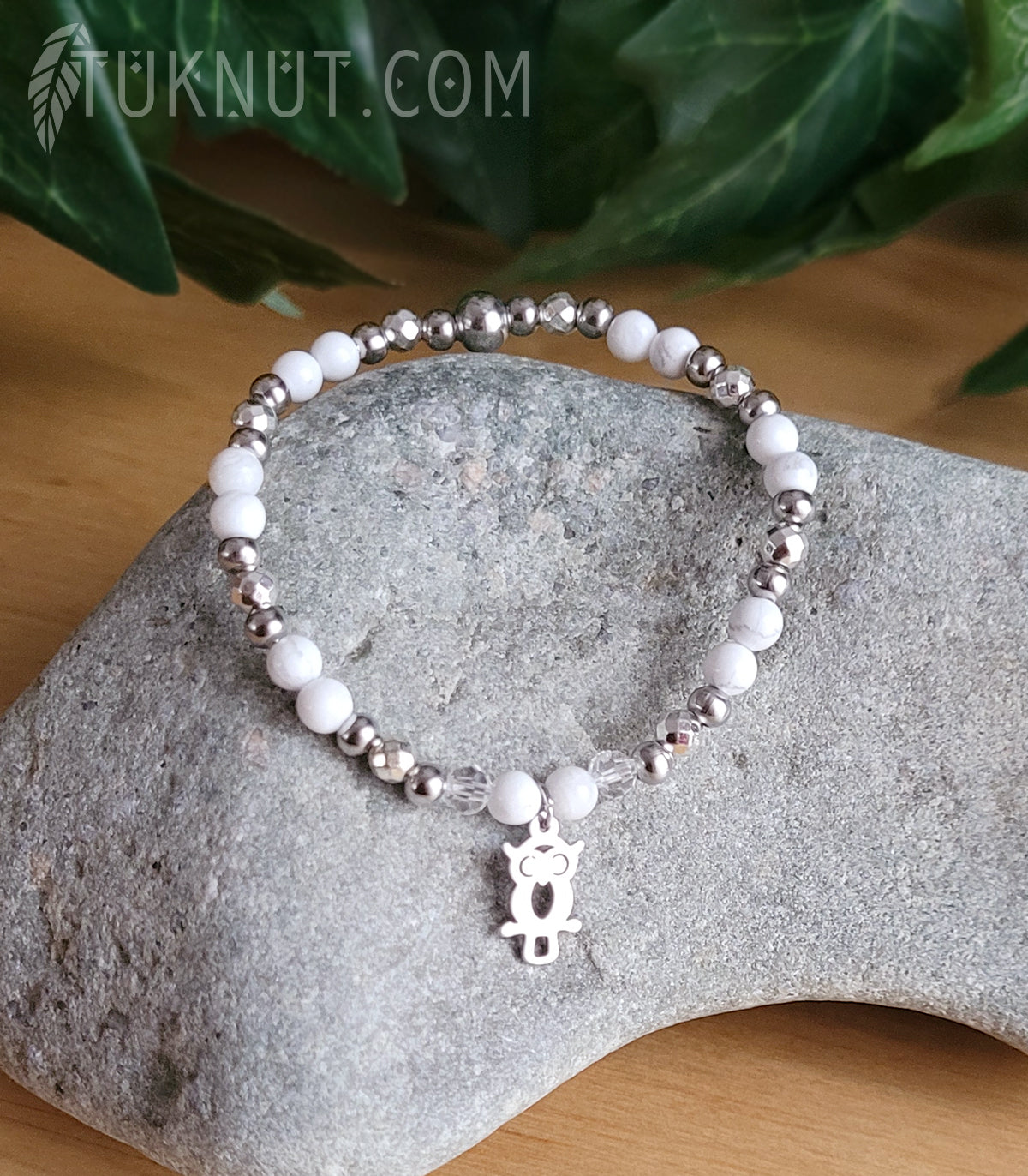 Bracelet extensible d'inspiration autochtone; avec howlite, hématite, cristal et breloque (hibou) en acier inoxydable (couleurs : blanc, gris, translucide et argent) TUKNUT