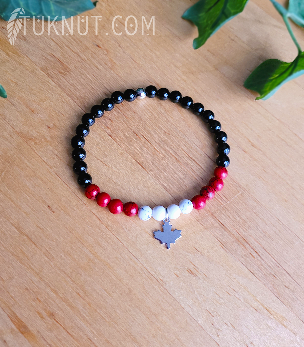 Bracelet extensible d'inspiration autochtone; avec turquoise, onyx, howlite et bille avec breloque (Feuille d'érable) en acier inoxydable (couleurs : rouge, noir, blanc et argent) TUKNUT